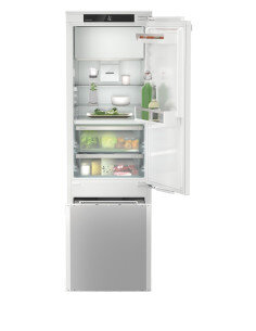 Įmontuojamas šaldytuvas...