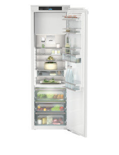 Įmontuojamas šaldytuvas...