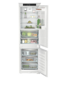 Įmontuojamas šaldytuvas...