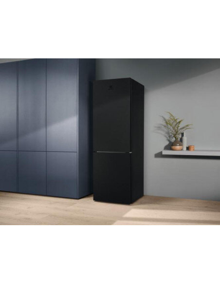 186 cm juodo matinio stiklo durimis No Frost šaldytuvas Electrolux LNT7ME32M2