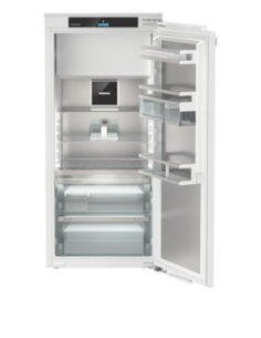 Įmontuojamas šaldytuvas...