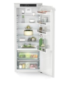 Įmontuojamas šaldytuvas...