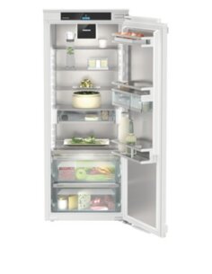 Įmontuojamas šaldytuvas...