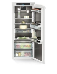 Įmontuojamas šaldytuvas...