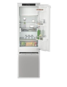 Įmontuojamas šaldytuvas...