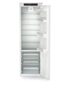 Įmontuojamas šaldytuvas...