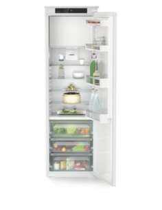 Įmontuojamas šaldytuvas...