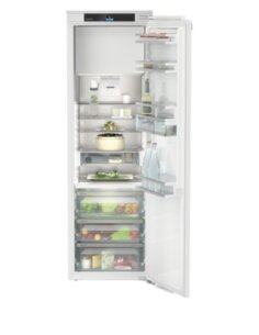 Įmontuojamas šaldytuvas...