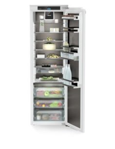 Įmontuojamas šaldytuvas...