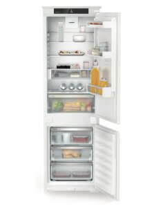 Įmontuojamas šaldytuvas...