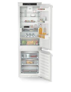 Įmontuojamas šaldytuvas...