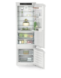 Įmontuojamas šaldytuvas...