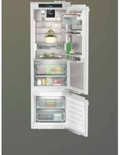 Įmontuojamas šaldytuvas...