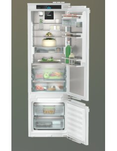 Įmontuojamas šaldytuvas...