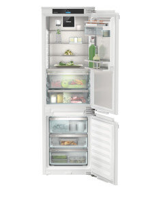 Įmontuojamas šaldytuvas...