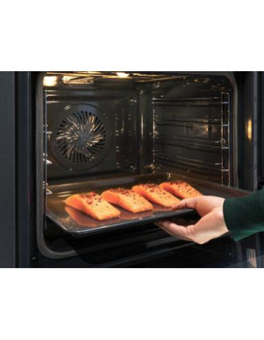 70l.talpos įmontuojama garinė juodos spalvos orkaitė Electrolux EOB8S39WZ