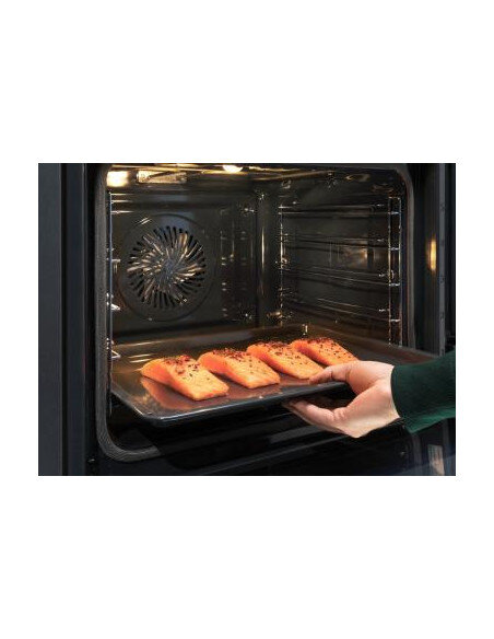 70l.talpos įmontuojama garinė juodos spalvos orkaitė Electrolux EOB8S39WZ