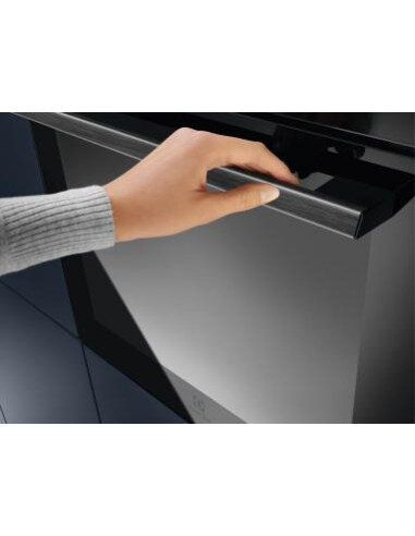 70l.talpos įmontuojama garinė juodos spalvos orkaitė Electrolux EOB8S39WZ